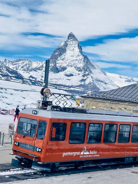 Поезд Gornergrat Railway перед Matterhorn в Швейцарии — стоковое фото