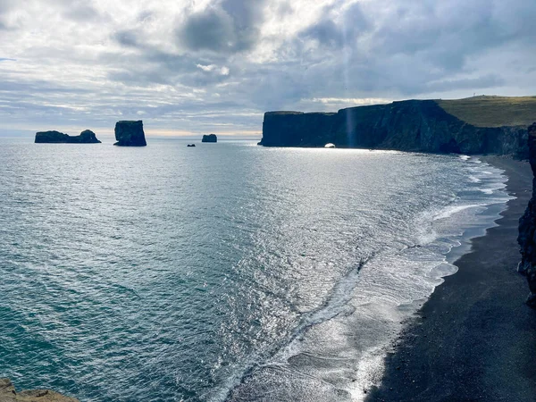 Vista a una formación rocosa a lo largo de la costa cerca de Vik, Islandia — Foto de Stock