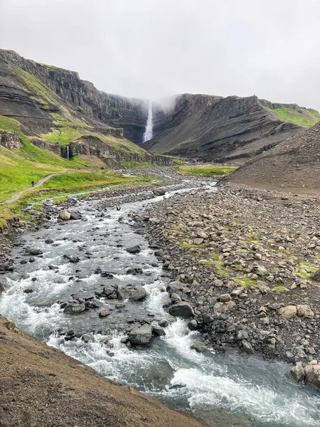 Ο δρόμος προς τον καταρράκτη και τα βασαλτικά πετρώματα στην κοιλάδα Litlanesfoss στην Ισλανδία — Φωτογραφία Αρχείου