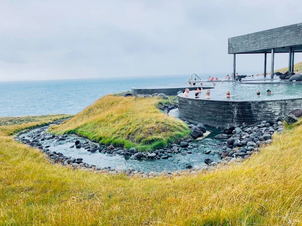 The Spectacular healthy GeoSea Swimming Pools at the Sea in Husavik, Iceland lizenzfreie Stockfotos