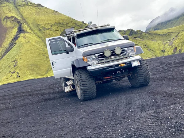 A big 4x4 Offroad Truck in a Landscape with black Sands in Iceland Stockfoto