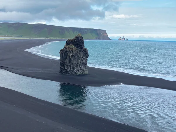 冰岛雷尼斯法哈拉黑沙与岩层的海滩景观 — 图库照片