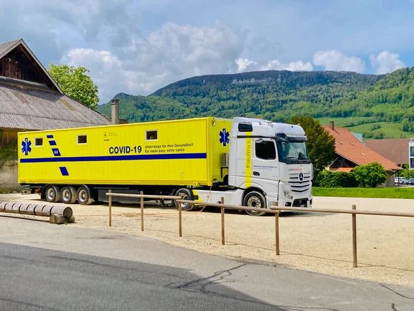 Niederbipp, Switzerland, 15. 2021 년 6 월 : Covid Vaccination Truck, mobile Vaccination Center for Villages in Switzerland — 스톡 사진