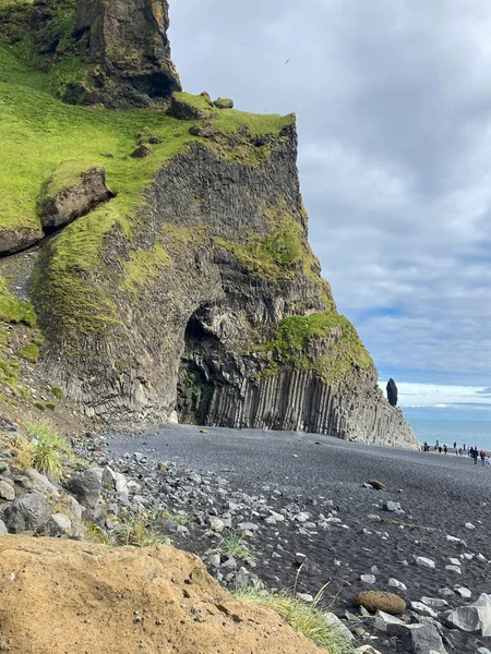 冰岛海滩上一个有玄武岩柱的洞穴 — 图库照片