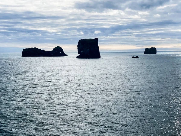 Вид на скалу вдоль побережья недалеко от Вика, Исландия — стоковое фото