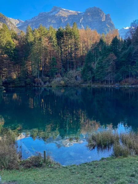 Paisagem do pitoresco Lago Blausee na Suíça — Fotografia de Stock
