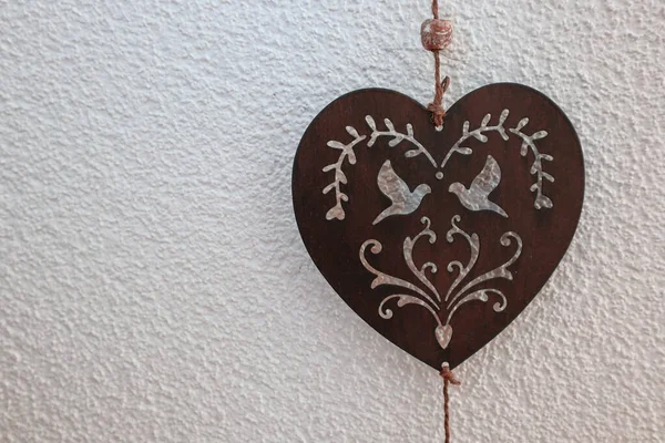 Vintage cuore in metallo su uno sfondo bianco — Foto Stock