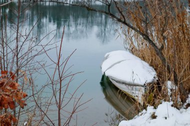 Wangen an der Aare, İsviçre, 12. Aralık 2021: Aare Nehri 'nde Kar Altında Bir Tekne.
