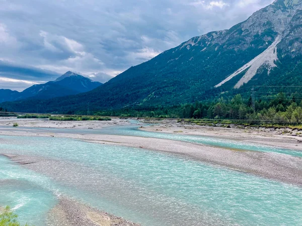A água azul do rio Lech na paisagem austríaca — Fotografia de Stock