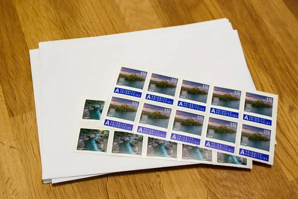 Berne, İsviçre, 15 yaşında. Ocak 2022: İsviçre Post 'un A-Post ve B-Post için en yeni pullar. — Stok fotoğraf