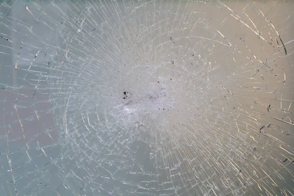 Kırık cam kıymıkları olan kırık bir pencere.