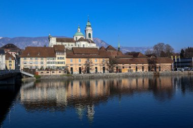 Solothurn, İsviçre, 15. Ocak 2022: Aare Nehri üzerinden Solothurn, İsviçre 'ye bakın.