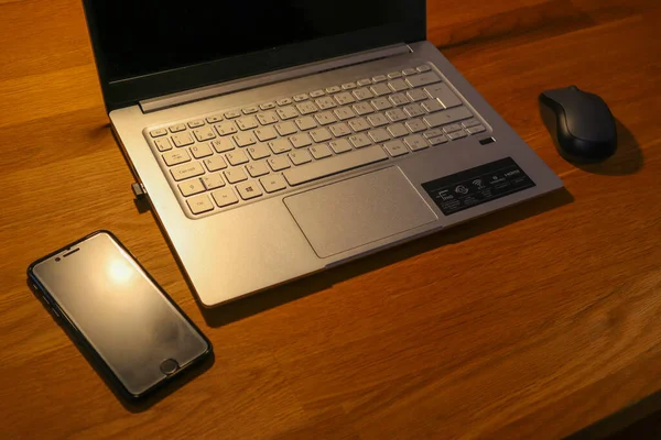 Smartphone und Laptop im Homeoffice — Stockfoto
