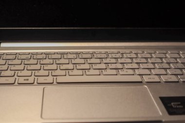 Bir dizüstü bilgisayarda klavye ve ekranda göster