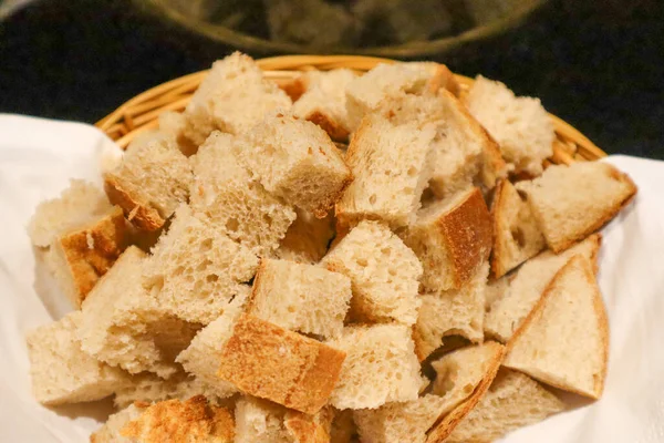 Um cesto com pedaços de pão fatiados para fondue de queijo suíço — Fotografia de Stock