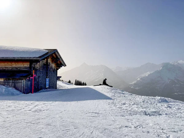 Деревянный дом в солнечном зимнем пейзаже в Швейцарии — стоковое фото