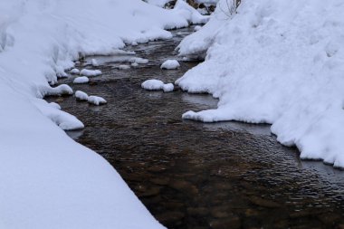 İsviçre, Churwalden 'de karların içinden akan nehir.