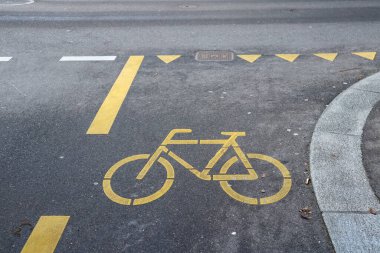 Solothurn, İsviçre, 15.01.2022: Bisiklet sarısı işaretli cadde.