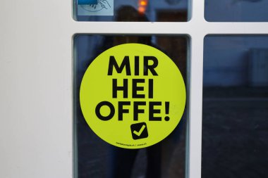 Solothurn, İsviçre, 15.01.2022: Bir restoran kapısında açığız demek için İsviçre Almancası çıkartma.