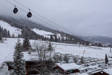 Sisli, karlı manzaraya bakın, Gondula ve Churwalden Kayak Yamaçları, İsviçre Kış Zamanı