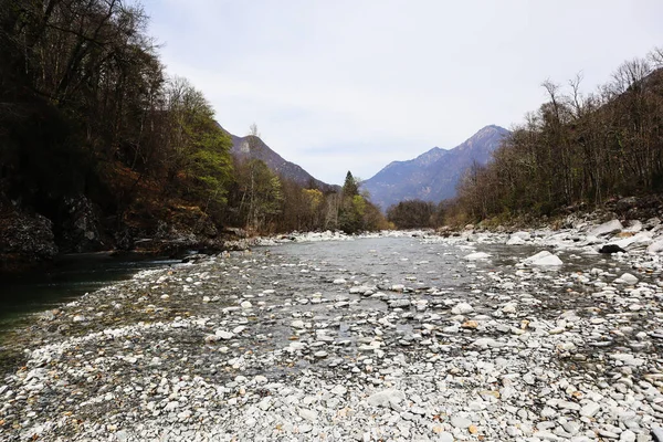 Maggia Nehri 'nin İsviçre' deki Ticino 'daki Maggia Vadisi' nden aktığı Taş Manzara