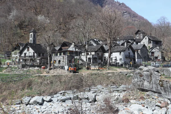Malá vesnice Foroglio se starými kamennými domy Rustico v údolí Maggia ve švýcarském Ticinu — Stock fotografie