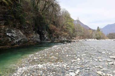 Maggia Nehri İsviçre 'deki Ticino' daki Maggia Vadisi 'nden akıyor.