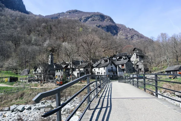Le petit village de Foroglio avec de vieilles maisons rustiques en pierre dans la vallée de la Maggia au Tessin, en Suisse — Photo