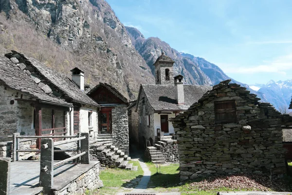 Μερικά μικρά σπίτια στο χωριό Foroglio με παλιά πέτρινα σπίτια Rustico στην κοιλάδα Maggia στο Ticino, Ελβετία — Φωτογραφία Αρχείου