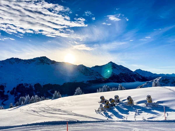View to the impressive Winter Landscape with Mountains, fresh Snow, Sunshine and Snow Cannons on a beautiful Day in Lenzerheide, Switzerland — стоковое фото