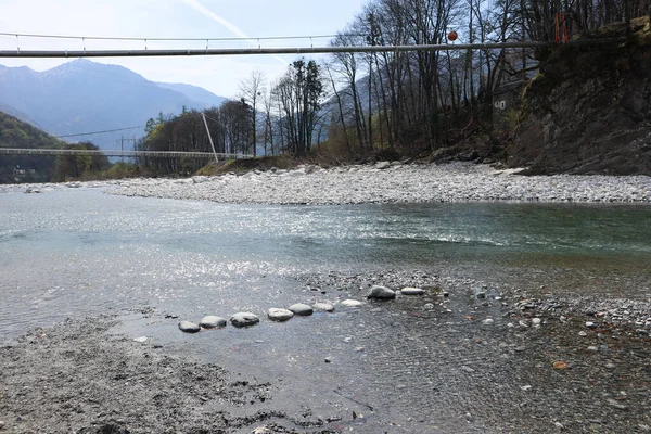 İsviçre 'deki Ticino' daki Maggia Vadisi 'nde akan açık Maggia Nehri' ne doğru ilerleyen taş adımlar.