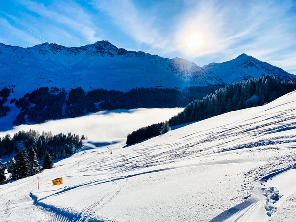 View to the impressive Winter Landscape with Mountains, Snow and Sun on a beautiful Day in Lenzerheide, Switzerland — стоковое фото