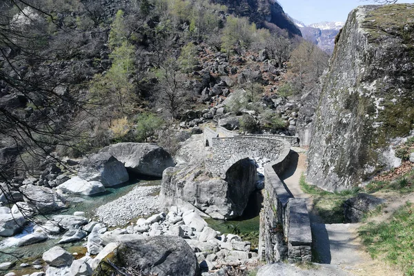 Bavona Valley, Švýcarsko,12. Duben 2022: Starý romain kamenný most přes řeku Bavonu ve švýcarském Ticinu. — Stock fotografie