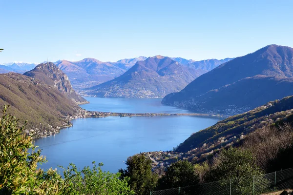 Utsikten över sjön Lugano och de omgivande bergen från Serpiano, Ticino, Schweiz — Stockfoto