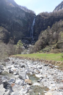 Foroglio, İsviçre, 12. Nisan 2022: Ticino 'daki eski Stone Rustico Evleri ile Köy yakınlarındaki Foroglio Şelalesi.
