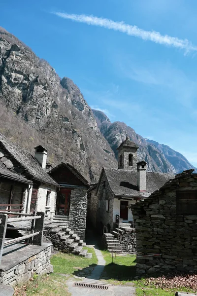 Foroglio, Switzerland, 12. April 2022: Village with old Stone Rustico Houses in the Maggia Valley in Ticino. — Photo
