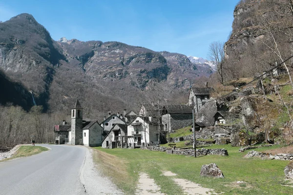 Ritorto, Švýcarsko,12. Duben 2022: Historická vesnice se starými kamennými domy Rustico v Bavonském údolí v Ticinu. — Stock fotografie
