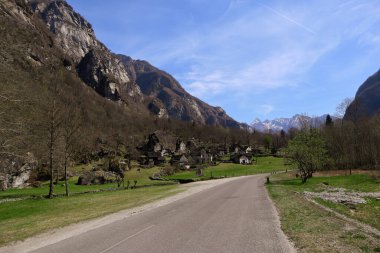Sabbione, İsviçre, 12. Nisan 2022: Ticino 'daki eski Stone Rustico Evleri' nin tarihi Sabbione Köyü.