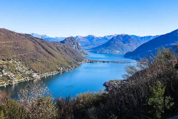 The View to the Lake Lugano and the surrounding Mountains from Serpiano, Ticino, Suíça — Fotografia de Stock