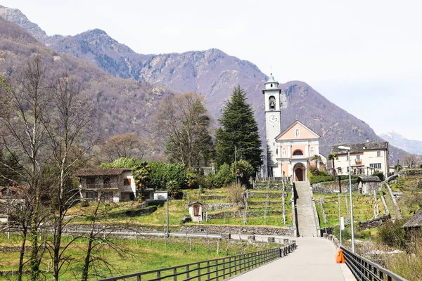 Maggia, Schweiz, 12. April 2022: 100 Steg till kyrkan San Maurizio ovanför byn Maggia. — Stockfoto