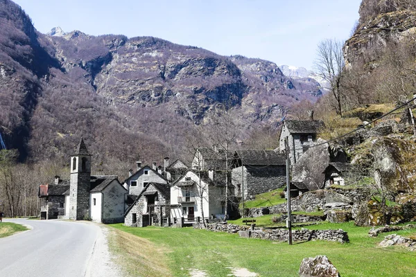 Historická vesnice se starými kamennými domy Rustico v údolí Bavona v Ticinu v Ritortu, Švýcarsko — Stock fotografie
