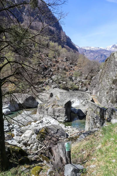 Vale Bavona Suíça Anos Abril 2022 Velha Ponte Pedra Sobre — Fotografia de Stock