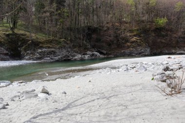 İsviçre 'nin Ticino kentindeki Maggia Vadisi' ndeki açık Maggia Nehri taşları ve kumlu plajlar boyunca akar.