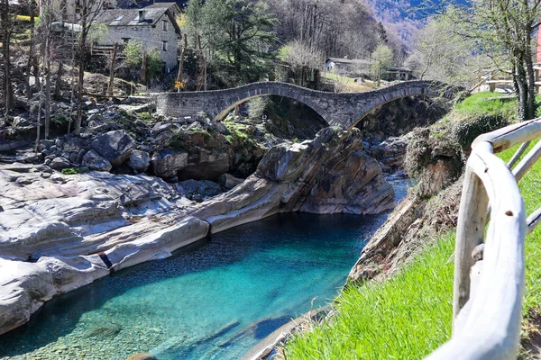 Lavertezzo Schweiz Historiska Romain Bridge Ponte Dei Salti Som Leder — Stockfoto