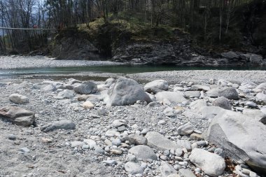 İsviçre 'nin Ticino kentindeki Maggia Vadisi' ndeki taşlardan akan açık Maggia Nehri.