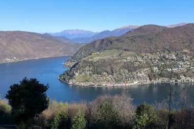 Serpiano, Ticino, İsviçre 'den Lugano Gölü ve çevresindeki dağlara bakın.