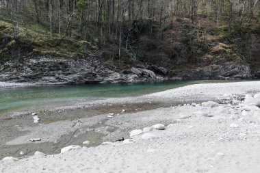 İsviçre 'nin Ticino kentindeki Maggia Vadisi' ndeki açık Maggia Nehri taşları ve kumlu plajlar boyunca akar.