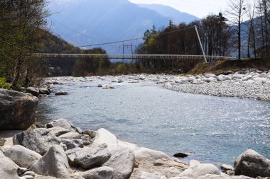 İsviçre 'nin Ticino kentindeki Maggia Vadisi' ndeki taşlardan akan açık Maggia Nehri.