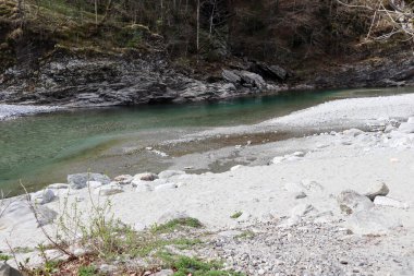 İsviçre 'nin Ticino kentindeki Maggia Vadisi' ndeki açık Maggia Nehri taşları ve kumlu plajlar boyunca akar.