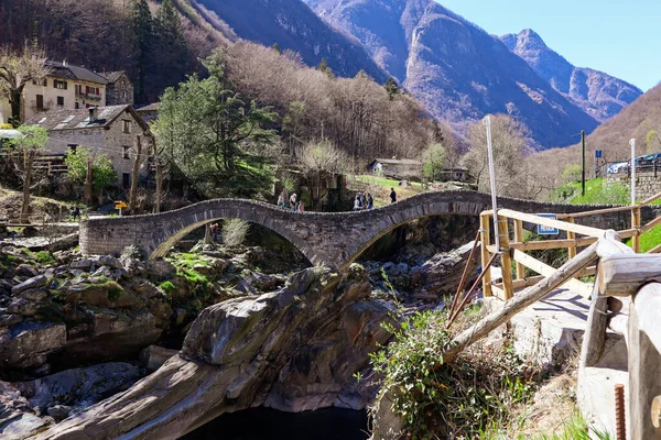 Lavertezzo Suisse Pont Historique Romain Ponte Dei Salti Surplombant Verzasca — Photo